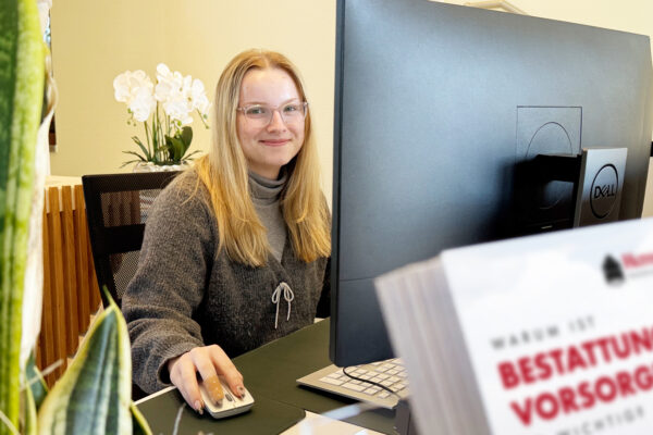 Praktikantin Marie Brammer bei Henschel Bestattungen – während ihres Praktikums sammelt sie umfassende Einblicke in die Arbeit eines Bestattungsunternehmens.
