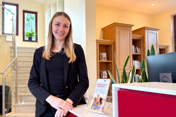 Joana Schmid, ausgebildete Bestattungsfachkraft aus Ostfriesland, im Bestattungsteam Hannover.