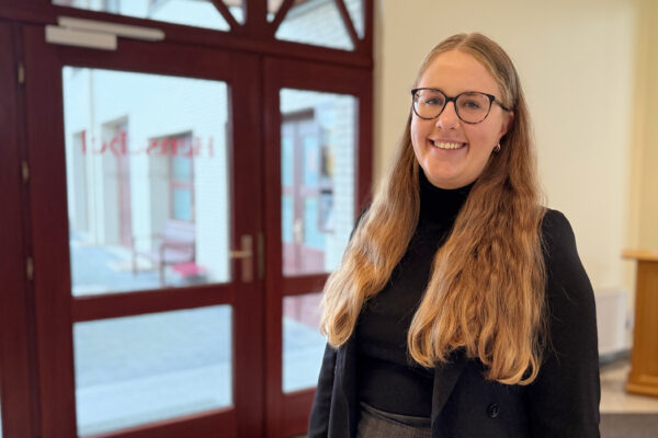 Lea-Marie Scharnhorst, neue Teamassistenz bei Henschel Bestattungen, bringt Erfahrung aus Kundenberatung und Organisation mit.